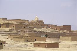 Image du Maroc Professionnelle de  Un village Tazentout où les constructions sont modernes, les murs ne sont  plus en pisé mais en brique, situé dans le haut Atlas sur la route qui relie Ouarzazate à Marrakech. Dimanche 24 Août 1997. (Photo / Abdeljalil Bounhar)

